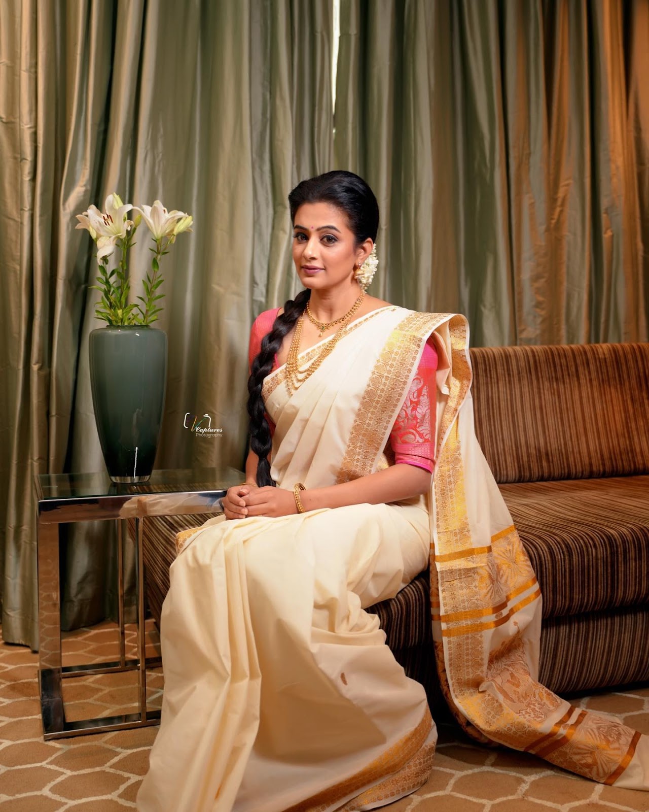 Kerala Actress Priyamani in Onam Special White Saree10